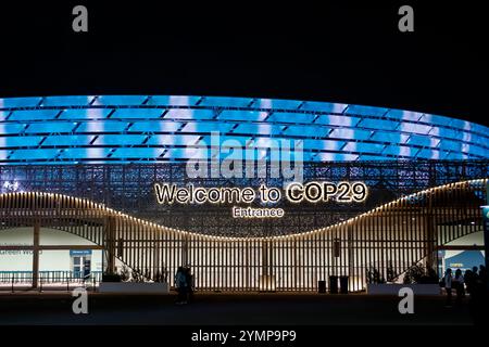 Baku, Azerbaigian. 21 novembre 2024. I partecipanti camminano accanto all'ingresso principale della Blue zone durante la Conferenza delle Nazioni Unite sui cambiamenti climatici COP29, un evento tenuto dalla Convenzione quadro delle Nazioni Unite sui cambiamenti climatici (UNFCCC) allo Stadio Olimpico di Baku. La COP29, in corso dal novembre 11-22, si concentra sui finanziamenti per il clima. Credito: SOPA Images Limited/Alamy Live News Foto Stock