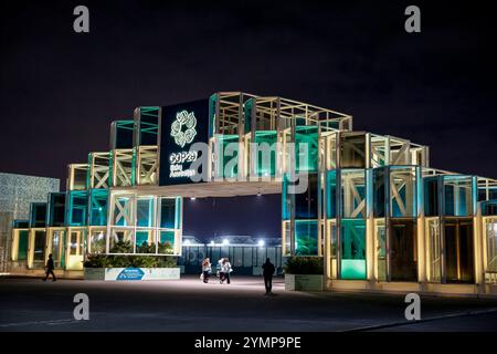 Baku, Azerbaigian. 21 novembre 2024. I partecipanti camminano accanto all'ingresso principale della Blue zone durante la Conferenza delle Nazioni Unite sui cambiamenti climatici COP29, un evento tenuto dalla Convenzione quadro delle Nazioni Unite sui cambiamenti climatici (UNFCCC) allo Stadio Olimpico di Baku. La COP29, in corso dal novembre 11-22, si concentra sui finanziamenti per il clima. Credito: SOPA Images Limited/Alamy Live News Foto Stock