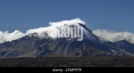 La cima del Montana Guajara, anche: Alto de Guajara, 2715 m, pareti del cratere, Caldera de las Canadas, un enorme calderone vulcanico, Parco Nazionale del Teide, Pa Foto Stock