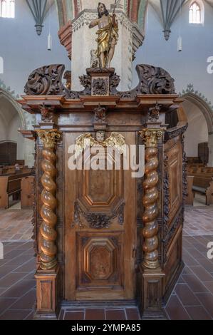 Figura di Gesù con l'Agnello di Dio sull'ingresso del coro nella chiesa di San Martino, Memmingen, Baviera, Germania, Europa Foto Stock