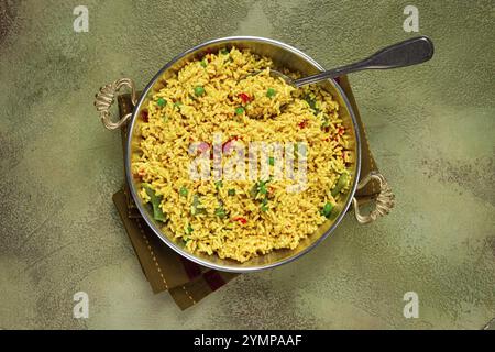 Riso con zafferano e verdure, in una padella, vista dall'alto, fatto in casa, niente persone Foto Stock