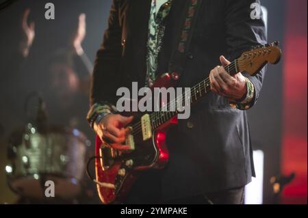 Una chitarra elettrica nelle mani di un chitarrista durante un concerto Foto Stock