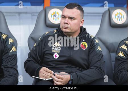 LUBIN, POLONIA - 19 OTTOBRE 2024: Partita di calcio polacca PKO Ekstraklasa tra KGHM Zaglebie Lubin e Jagiellonia Bialystok. Allenatore della Jagielloni Foto Stock