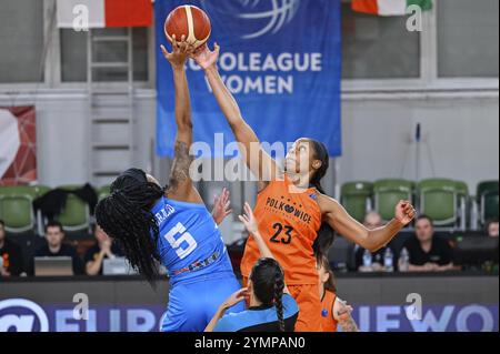 POLKOWICE, POLONIA - 21 DICEMBRE 2022: Baskteball match EuroLeague donne tra BC Polkowice e Atomeromu KSC Szekszard. In azione Ruth Hebard (L) AN Foto Stock