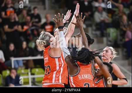 POLKOWICE, POLONIA - 22 FEBBRAIO 2023: Partita di Baskteball EuroLeague femminile tra BC Polkowice e Bourges Basket. I giocatori lottano sotto il cestino. Foto Stock