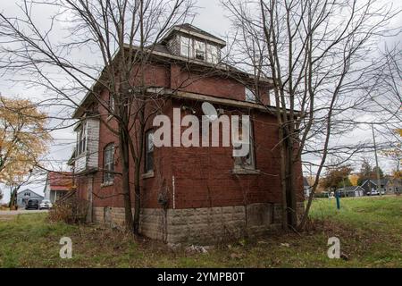 Casa abbandonata in mattoni rossi fatiscente su Airport Road a Mount Hope, Hamilton, Ontario, Canada Foto Stock