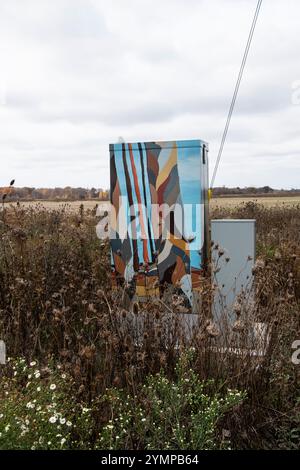 Murale astratto su una scatola di controllo del traffico elettrico all'aeroporto internazionale di Hamilton su Airport Road a Mount Hope, Hamilton, Ontario, Canada Foto Stock