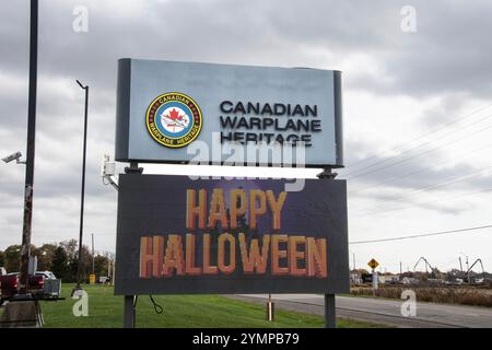 Canadian Warplane Heritage Museum e cartelli Happy Halloween su Airport Road a Mount Hope, Hamilton, Ontario, Canada Foto Stock