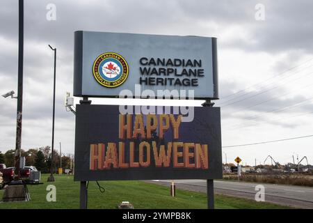 Canadian Warplane Heritage Museum e cartelli Happy Halloween su Airport Road a Mount Hope, Hamilton, Ontario, Canada Foto Stock