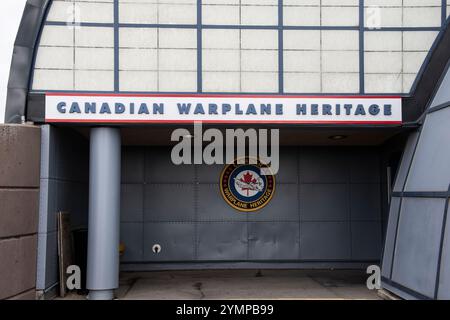 Cartello del Canadian Warplane Heritage Museum all'ingresso principale di Airport Road a Mount Hope, Hamilton, Ontario, Canada Foto Stock