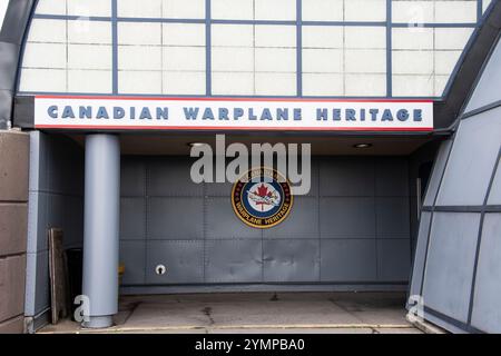 Cartello del Canadian Warplane Heritage Museum all'ingresso principale di Airport Road a Mount Hope, Hamilton, Ontario, Canada Foto Stock