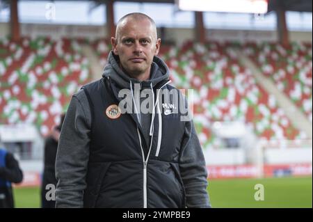 LUBIN, POLONIA - 19 OTTOBRE 2024: Partita di calcio polacca PKO Ekstraklasa tra KGHM Zaglebie Lubin e Jagiellonia Bialystok. Allenatore di Zaglebie M Foto Stock