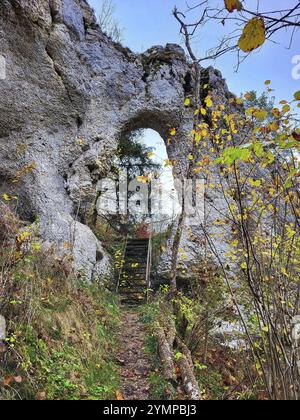 Il castello di roccia vicino a Gammertingen è un arco naturale in pietra. La formazione rocciosa è stata creata dall'erosione, rendendola una naturale impressionante Foto Stock