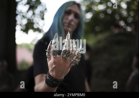 BOLKOW, POLONIA - 14 LUGLIO 2023: Un partecipante non identificato del Partito del Castello per strada in città. Castle Party è un festival oscuro e indipendente. Foto Stock