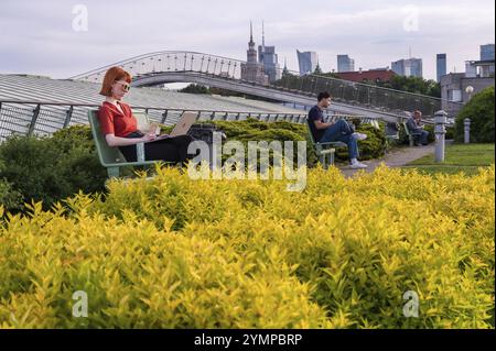 VARSAVIA, POLONIA, 23 MAGGIO 2023: Persone sul tetto verde della Biblioteca dell'Università di Varsavia Foto Stock