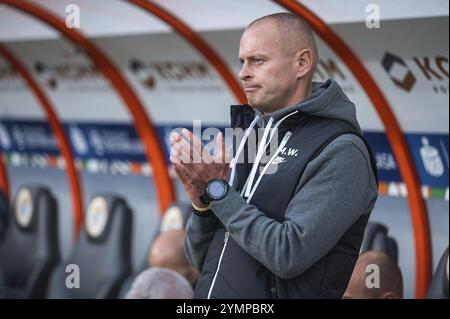 LUBIN, POLONIA - 19 OTTOBRE 2024: Partita di calcio polacca PKO Ekstraklasa tra KGHM Zaglebie Lubin e Jagiellonia Bialystok. Allenatore di Zaglebie M Foto Stock