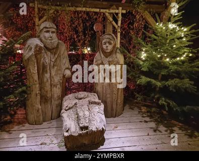 Tradizionale presepe natalizio con figure in legno, la nascita di Gesù Cristo nella mangiatoia circondata da Giuseppe e Maria. Foto Stock