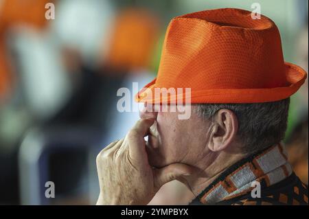 LUBIN, POLONIA - 20 NOVEMBRE 2023: Torneo di pallavolo maschile polacco PlusLiga match KGHM Cuprum Lubin vs Aluron CMC Warta Zawiercie. Rotto sostenitore di Cuprum. Foto Stock