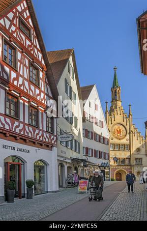 Casa a graticcio e Heilig-Geist-Spital, centro storico, lago di Bad Forest, alta Svevia, Baden-Wuerttemberg, Germania, Europa Foto Stock