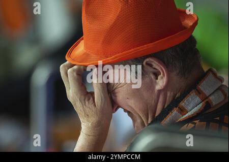 LUBIN, POLONIA - 20 NOVEMBRE 2023: Torneo di pallavolo maschile polacco PlusLiga match KGHM Cuprum Lubin vs Aluron CMC Warta Zawiercie. Rotto sostenitore di Cuprum. Foto Stock