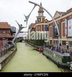 Lincoln, Lincolnshire, Regno Unito, 19 settembre. Veduta del fiume Witham che passa attraverso Lincoln, Lincolnshire, il 19 settembre 2023. Persone non identificate Foto Stock