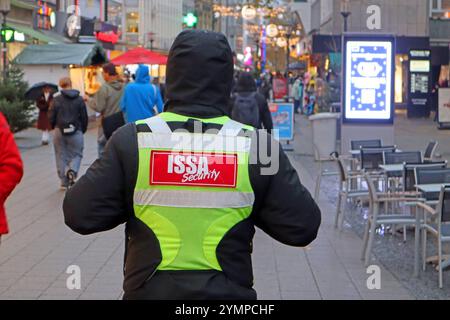 Weihnachtsmarkt im Herzen des Ruhrgebiets Sicherheitsdienst auf Weihnachtmärkten im strömenden Regen Essen Nordrhein-Westfalen Deutschland Kettwiger Straße *** Mercatino di Natale nel cuore dell'area della Ruhr servizio di sicurezza ai mercatini di Natale sotto la pioggia battente Essen Renania settentrionale-Vestfalia Germania Kettwiger Straße Foto Stock