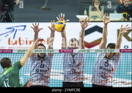 LUBIN, POLONIA - 20 NOVEMBRE 2023: Torneo di pallavolo maschile polacco PlusLiga match KGHM Cuprum Lubin vs Aluron CMC Warta Zawiercie. Triple block Players of Cup Foto Stock