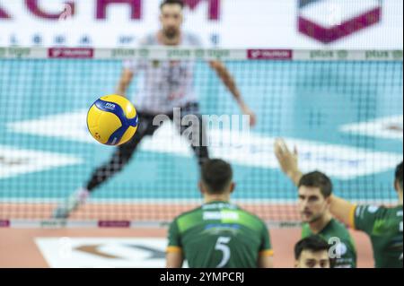 LUBIN, POLONIA - 20 NOVEMBRE 2023: Torneo di pallavolo maschile polacco PlusLiga match KGHM Cuprum Lubin vs Aluron CMC Warta Zawiercie. Palla volante. Foto Stock