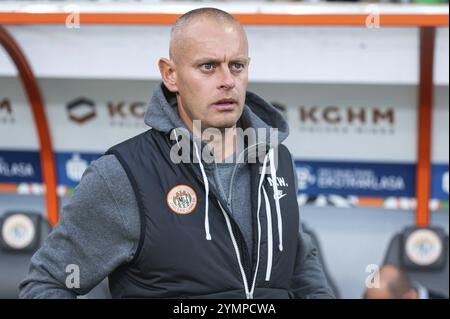 LUBIN, POLONIA - 19 OTTOBRE 2024: Partita di calcio polacca PKO Ekstraklasa tra KGHM Zaglebie Lubin e Jagiellonia Bialystok. Allenatore di Zaglebie M Foto Stock