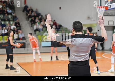 L'uomo arbitro mostra il tiro libero con le sue mani. In background giocatori. Foto Stock