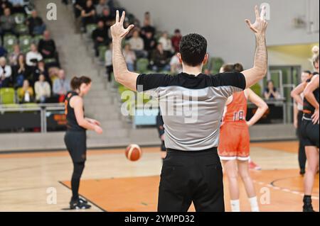 L'uomo arbitro mostra il tiro libero con le sue mani. In background giocatori. Foto Stock
