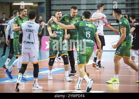 LUBIN, POLONIA - 20 NOVEMBRE 2023: Torneo di pallavolo maschile polacco PlusLiga match KGHM Cuprum Lubin vs Aluron CMC Warta Zawiercie. Joy Bartosz Kwolek (2) e. Foto Stock