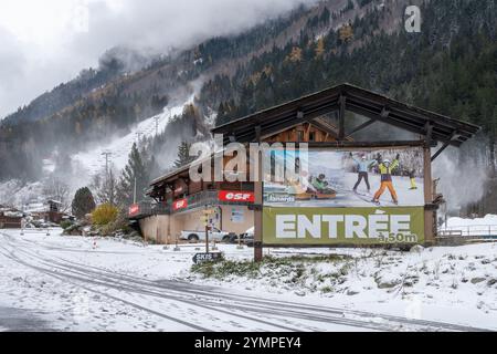 Un annuncio di Planards skislope dove i canoni della neve stanno facendo finta neve all'inizio della stagione a novembre. A Chamonix, Francia. Foto Stock