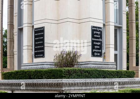 Statua scolpita di una donna che tiene suo figlio al memoriale Cheong Ek Killing Fields Foto Stock