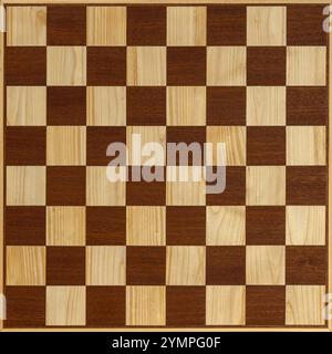 Superficie scacchiera in legno, quadrati beige marrone fatti a mano Foto Stock