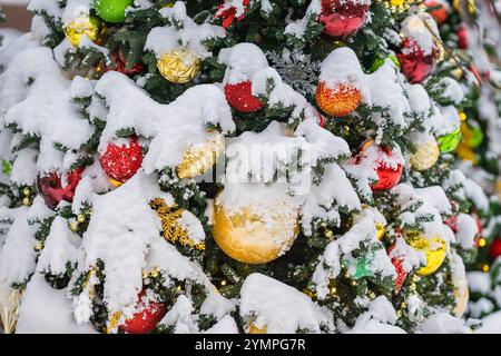 Rami dell'albero di Natale con palle e giocattoli sulla neve. Capodanno e Natale Foto Stock