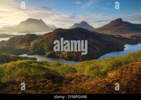 Le montagne di Coigach e Assynt nell'estremo nord-ovest delle Highlands scozzesi Foto Stock