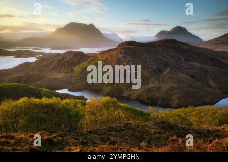 Le montagne di Coigach e Assynt nell'estremo nord-ovest delle Highlands scozzesi Foto Stock