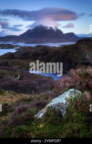 Le montagne di Coigach e Assynt nell'estremo nord-ovest delle Highlands scozzesi Foto Stock