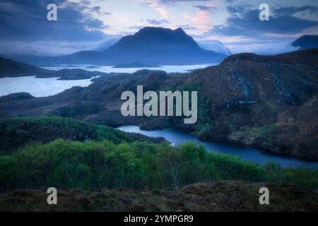 Le montagne di Coigach e Assynt nell'estremo nord-ovest delle Highlands scozzesi Foto Stock