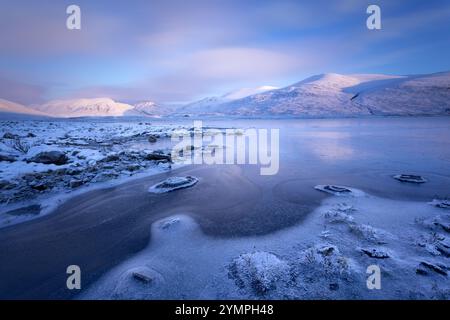 Loch Glascarnoch nelle Highland scozzesi nel profondo dell'inverno Foto Stock