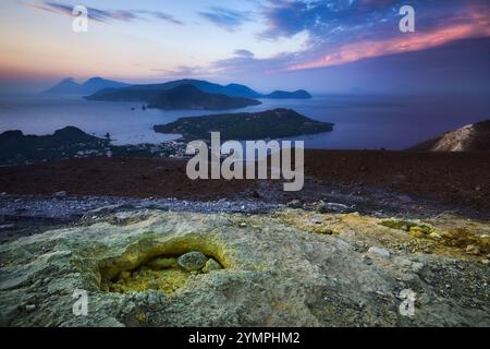 Vista dal cratere attivo su Vulcano nelle Isole Eolie, Sicilia, Italia Foto Stock