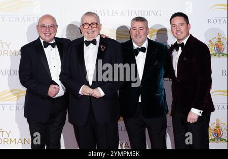 Christopher Biggins (2° a sinistra) arriva per la Royal Variety Performance alla Royal Albert Hall di Londra. Data foto: Venerdì 22 novembre 2024. Foto Stock