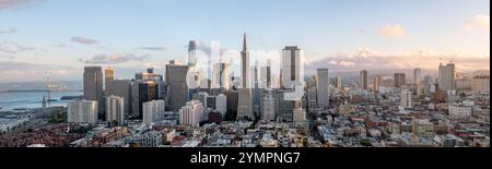 lo skyline di san francisco durante il tramonto Foto Stock