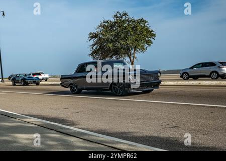 Gulfport, MS - 4 ottobre 2023: Vista grandangolare dell'angolo anteriore di una berlina Chevrolet Chevy II Nova a 2 porte 1964 in una mostra di auto locale. Foto Stock