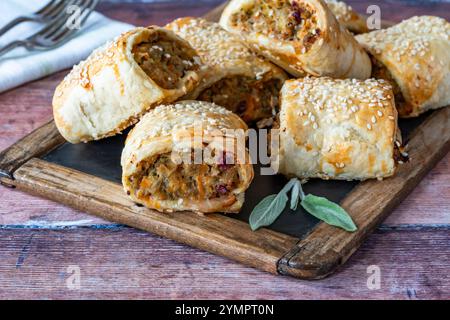 Involtini di salsiccia con carne di maiale, lenticchie e verdure Foto Stock