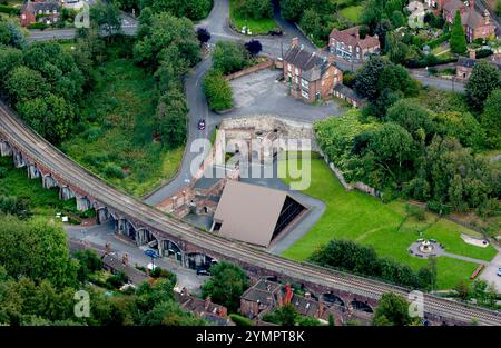 Veduta aerea di Coalbrookdale a Telford Shropshire Inghilterra Regno Unito, mostra il viadotto ferroviario e il Museo del ferro Foto Stock