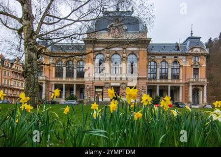 Paesaggio urbano in inverno. Paesaggio cittadino con edifici storici in una città vecchia del periodo barocco. Paesaggio urbano di Karlovy Vary, Cecochia Foto Stock