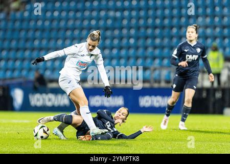 Selina Cerci (TSG Hoffenheim, 29), Franziska Wenzel (VfL Bochum, 31) DFB-Pokal Frauen 2024/25, Achtelfinale: VFL Bochum - TSG Hoffenheim; Vonovia Ruhrstadion, Bochum; 22.11.2024 le normative DFB vietano qualsiasi uso di fotografie come sequenze di immagini e/o quasi video. Credito: dpa Picture Alliance/Alamy Live News Foto Stock