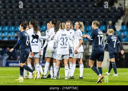 TSG Hoffenheim im Jubel, 2:0, Selina Cerci (TSG Hoffenheim, 29) DFB-Pokal Frauen 2024/25, Achtelfinale: VFL Bochum - TSG Hoffenheim; Vonovia Ruhrstadion, Bochum; 22.11.2024 le normative DFB vietano qualsiasi uso di fotografie come sequenze di immagini e/o quasi video. Credito: dpa Picture Alliance/Alamy Live News Foto Stock